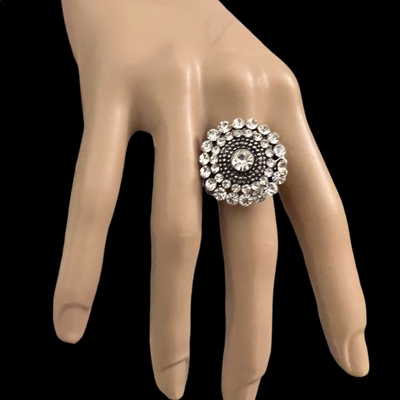 Jewelry - Silver and Crystal stretch ring